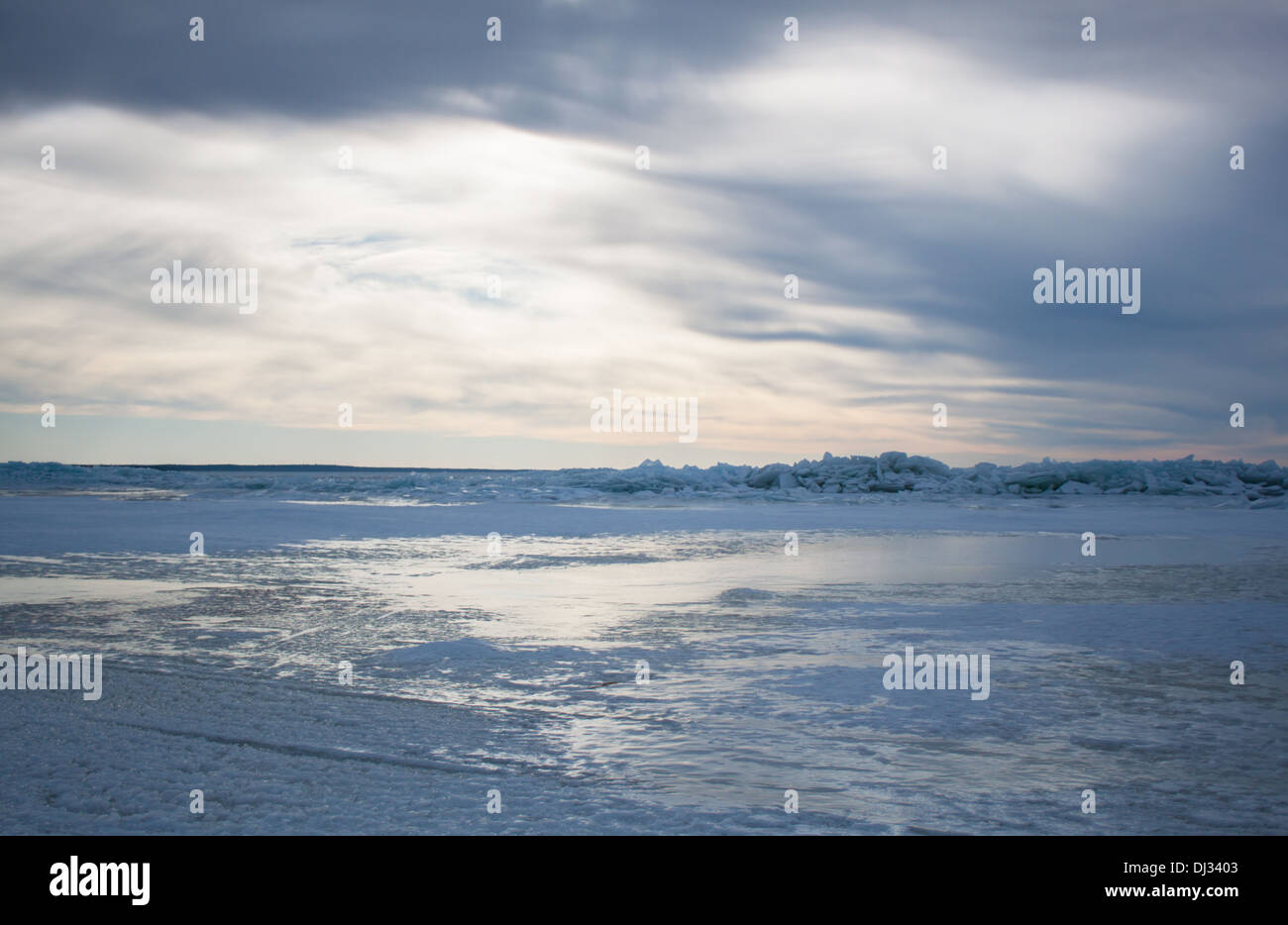 Mer gelée au nord la tombée de neige de l'hiver gris nuages nuageux lumière soleil skyline Banque D'Images