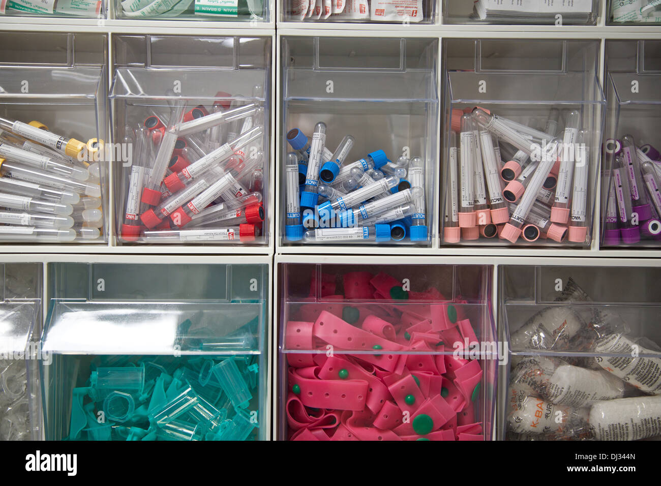 Médicaments NHS et l'équipement des unités de stockage contenant une variété de fournitures médicales Banque D'Images
