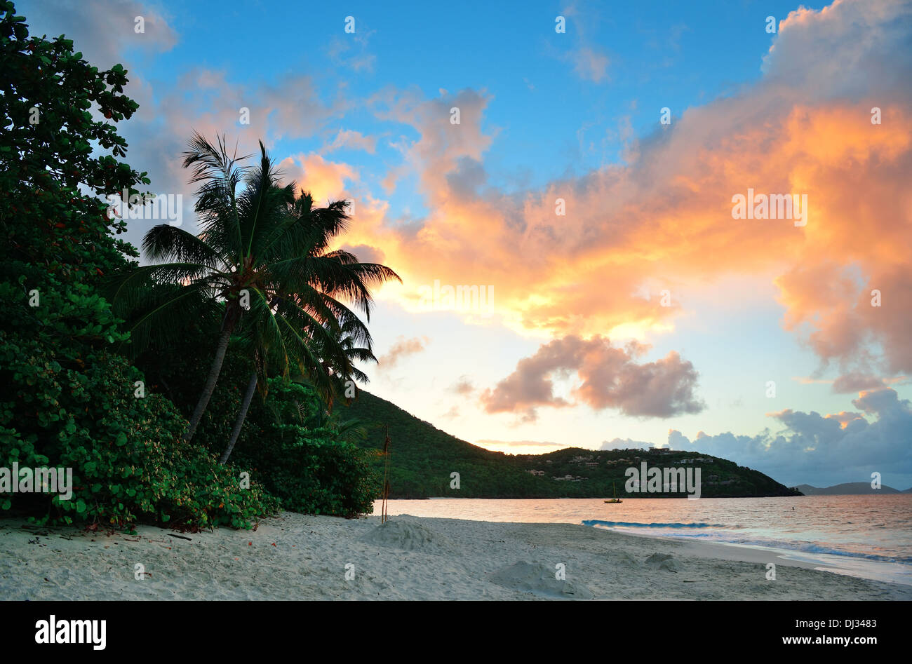 Nuage coloré au coucher du soleil à beach à St John, île vierge. Banque D'Images