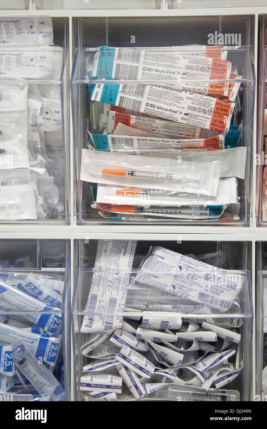 Médicaments NHS et l'équipement des unités de stockage contenant une variété de fournitures médicales Banque D'Images