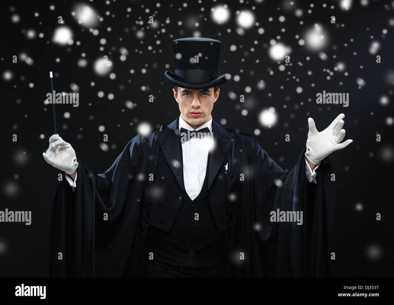 Magicien dans top hat avec Magic wand montrant trick Banque D'Images