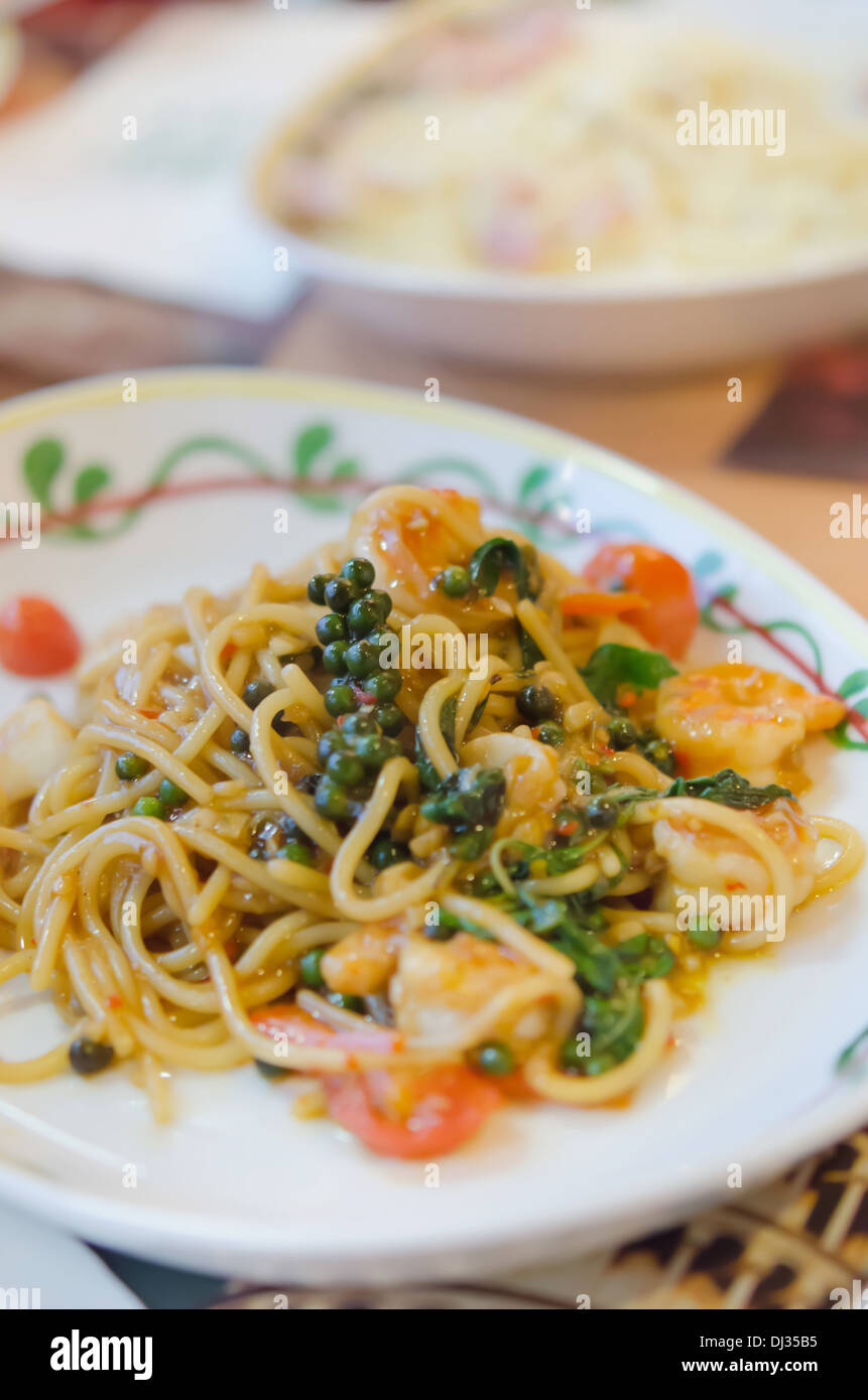 Sauté de crevettes épicées Spaghetti aux légumes et mélanger Banque D'Images