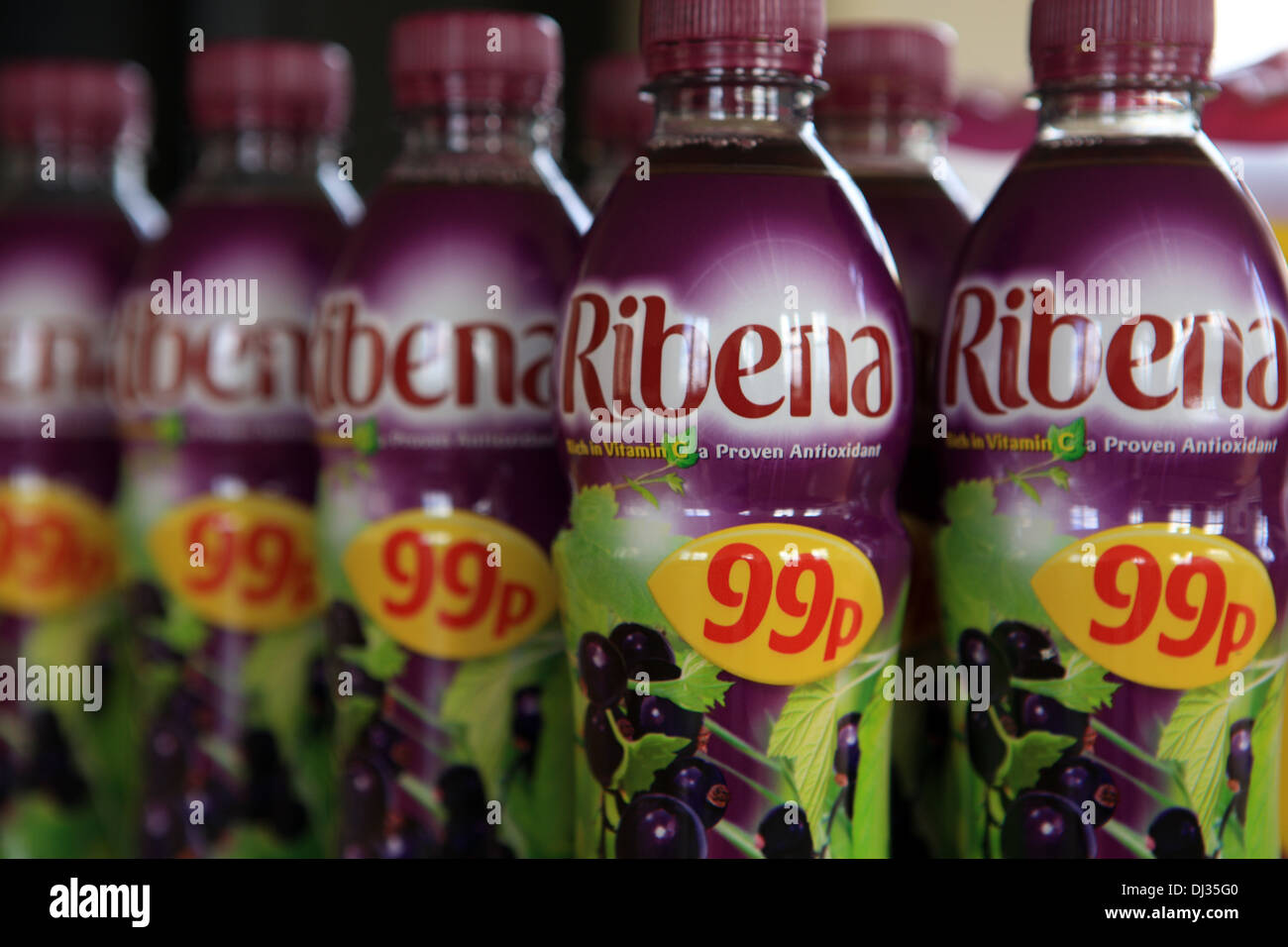 Ribena bouteilles sur Promotion spéciale pour 99p Banque D'Images