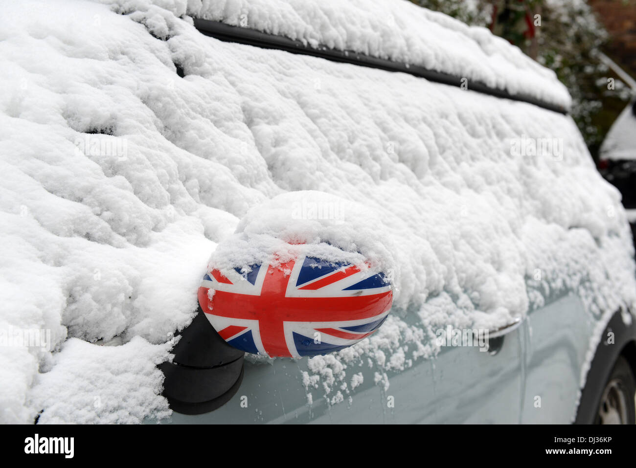 La météo d'hiver la neige a couvert avec voiture Mini Union Jack wing mirror 2013 Banque D'Images