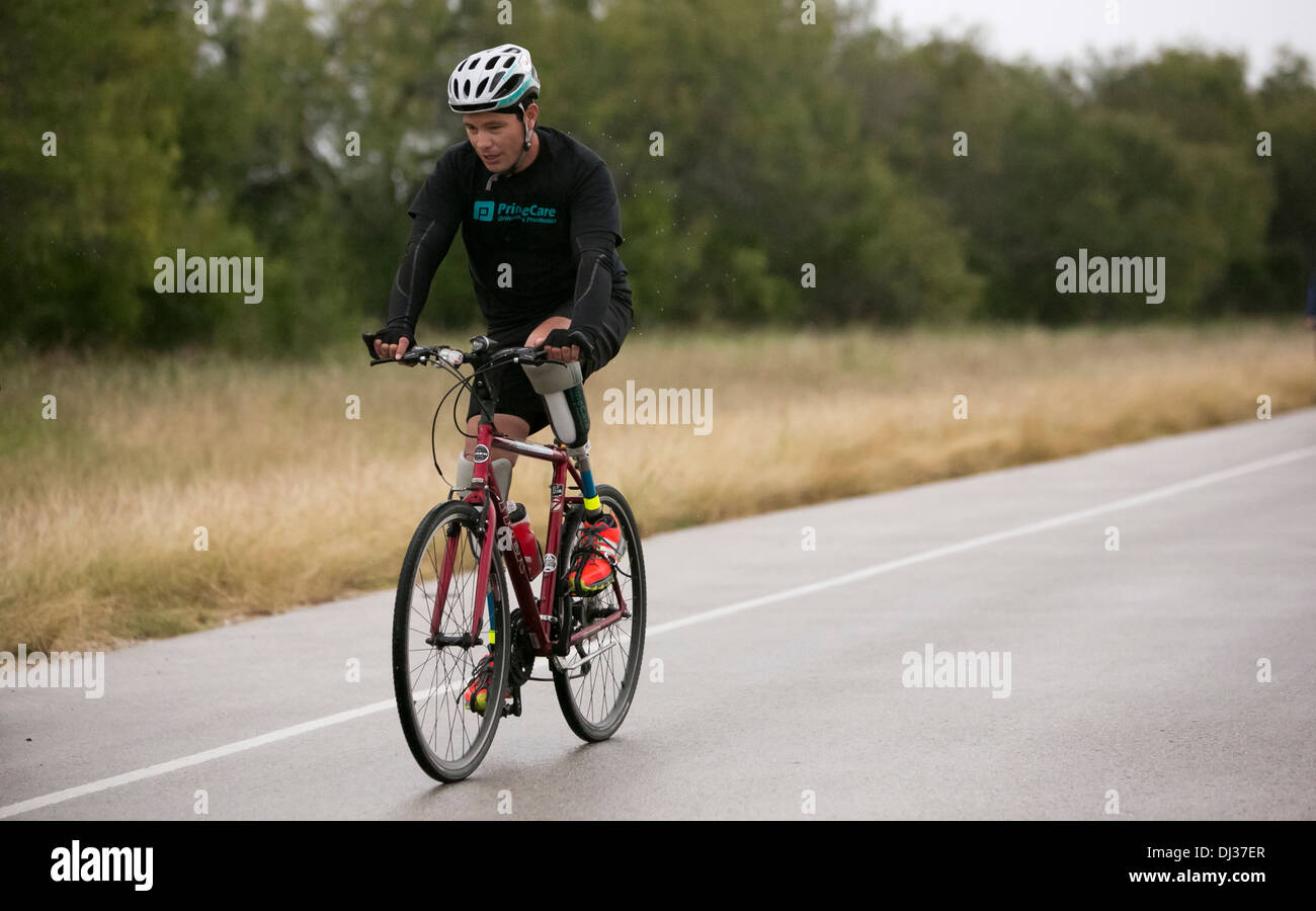 National mexicain a perdu ses jambes à la violence des cartels, balades vélo à El Paso, Texas à Austin pour sensibiliser Banque D'Images