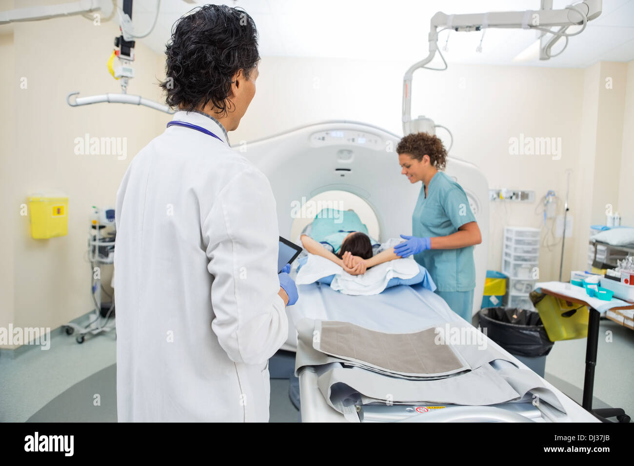 Médecin à l'infirmière au patient La préparation pour le CT Scan Banque D'Images