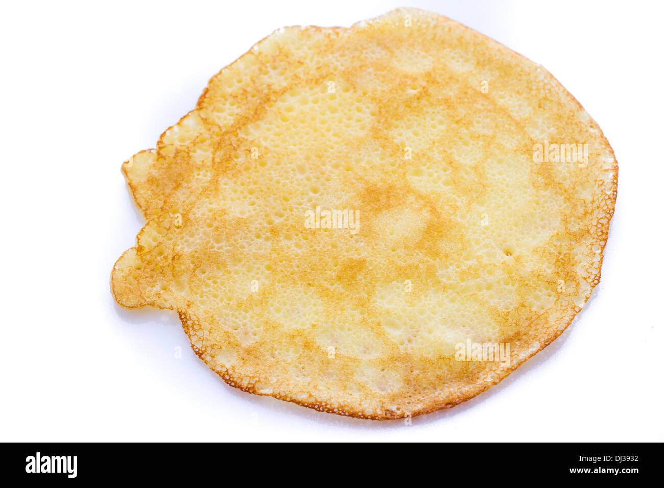 Crêpes maison fraîchement sur un fond blanc. Banque D'Images