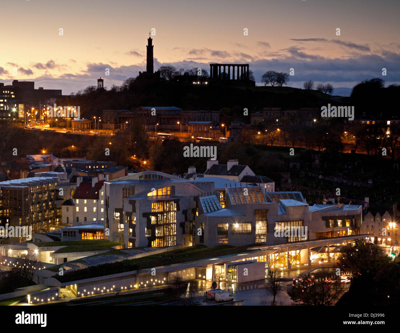 Le Parlement écossais d'Édimbourg, Écosse Holyrood UK 20 novembre 2013 crépuscule avec Calton Hill en arrière-plan Banque D'Images