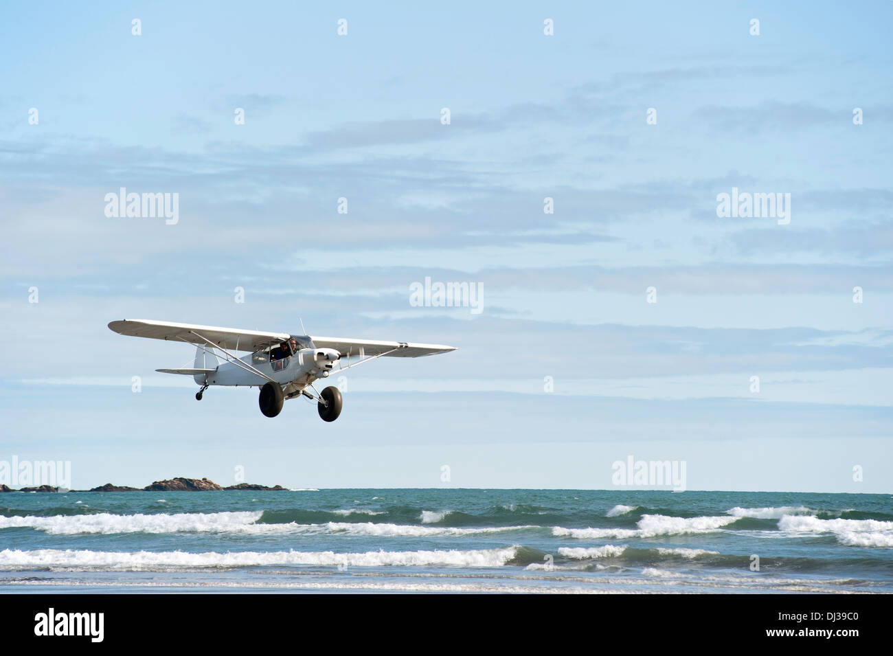 Piper Super Cub, décollant de la plage de l'île de Hinchinbrook 2010 Au cours de la journée peut Fly-In, Prince William Sound Banque D'Images
