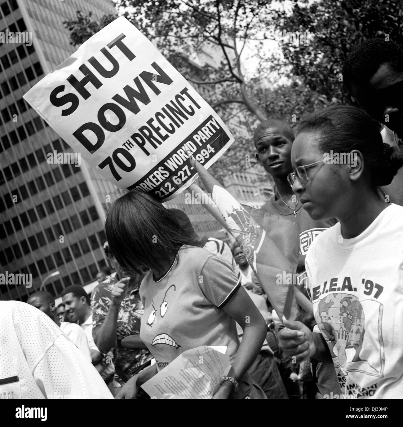 MANHATTAN, NEW YORK Le 29 août 1997 : manifestants à une brutalité policière en mars en dehors de New York City Hall. Banque D'Images