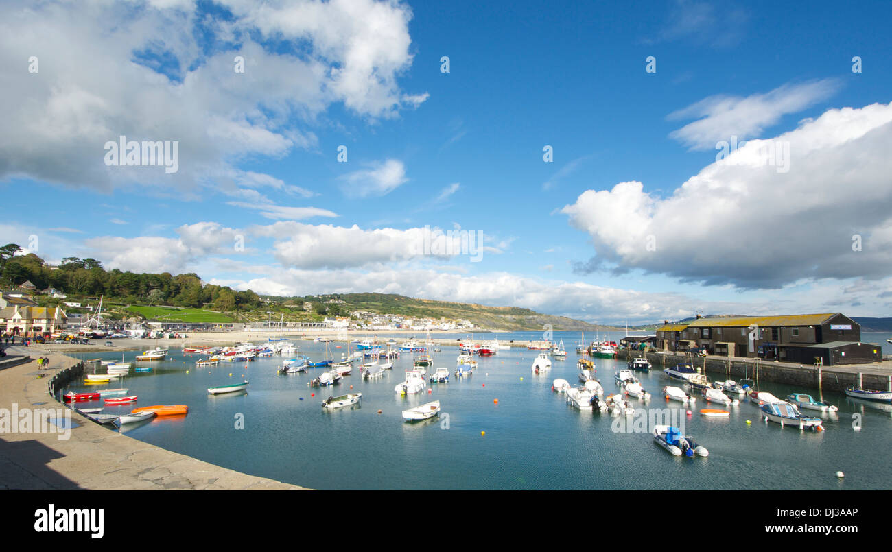 Une belle scène au port à Lyme Regis, dans le Dorset, Angleterre, Royaume-Uni. Ciel dramatique. Banque D'Images