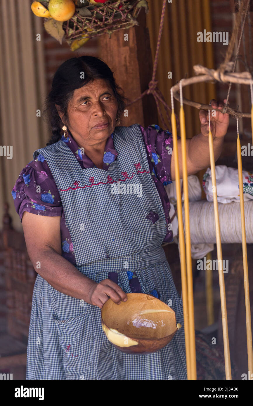 Une femme indigène zapotèque main fait chandelles en cire d'pour le jour de la fête des morts à Teotitlan, au Mexique. Banque D'Images