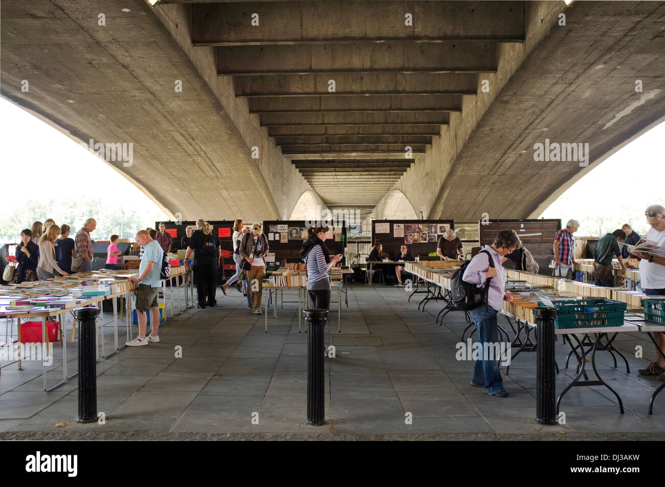Les gens vous parcourez à la rive sud de la deuxième part du marché du livre en dehors de la BFI et National Film Theatre, Londres, Angleterre, Royaume-Uni. Banque D'Images