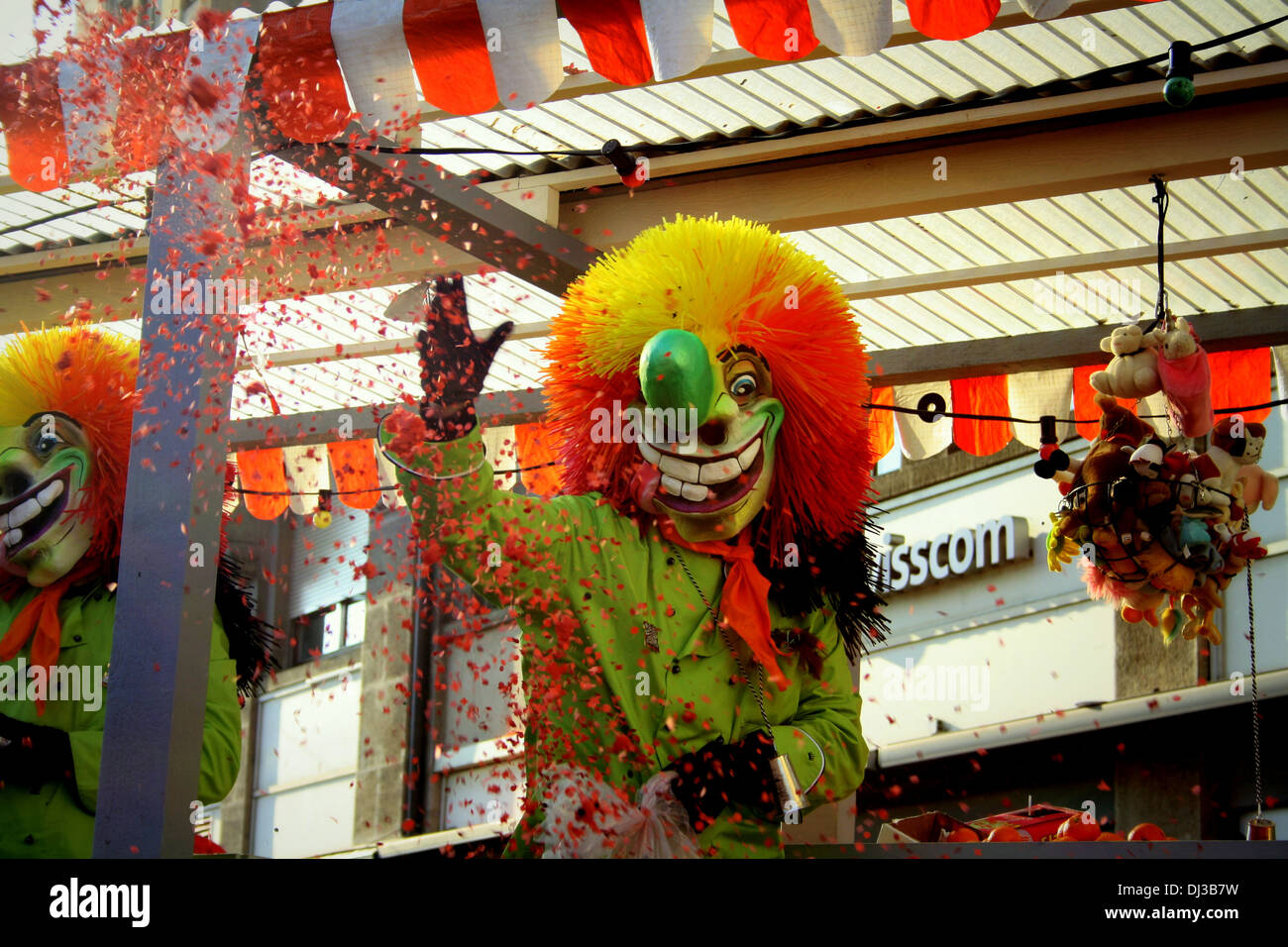 La prise d'un Waggis au carnaval de Bâle lancer de confettis. Banque D'Images