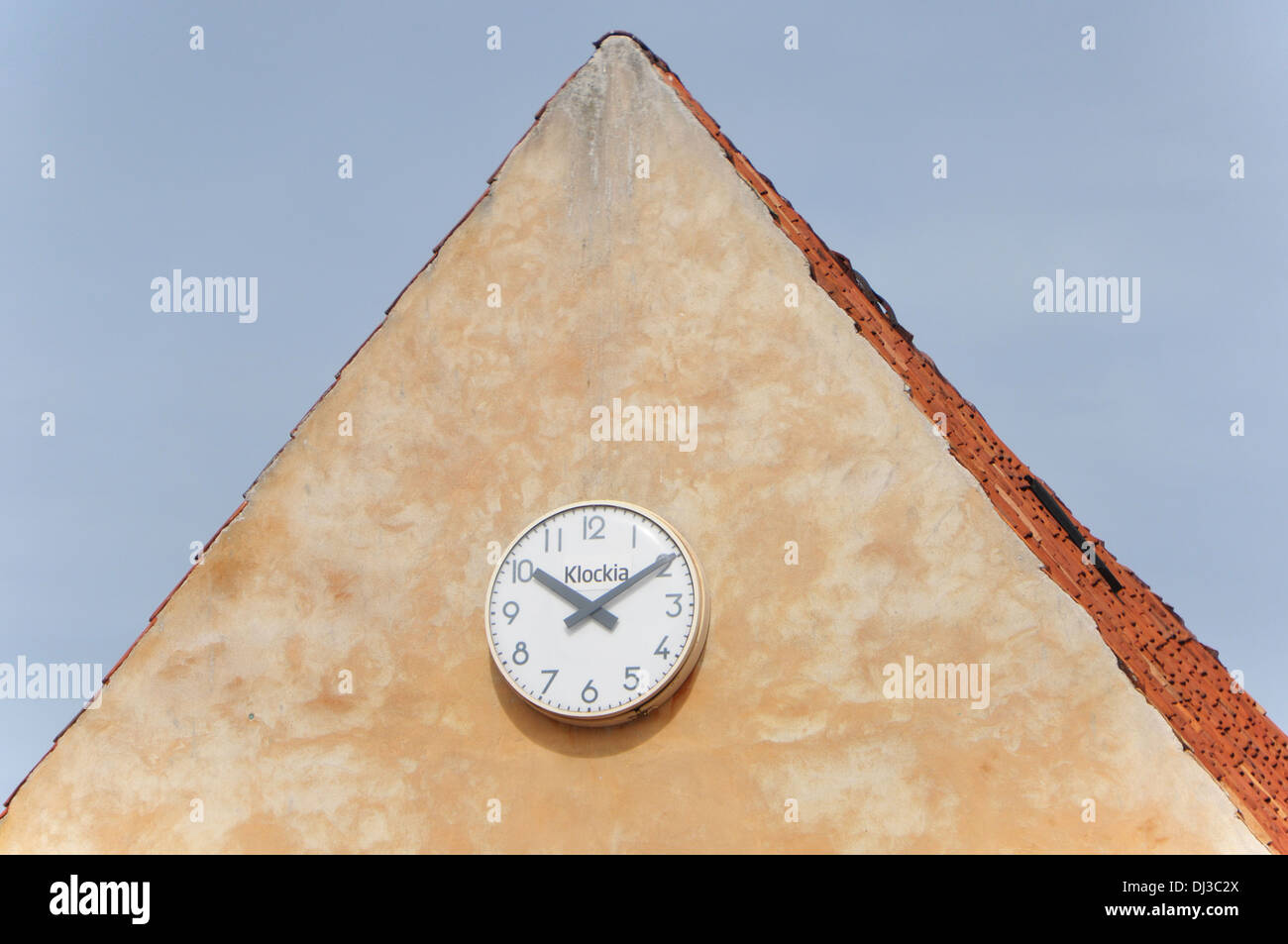 Une horloge sur un housewall , Visby. Gotland . La Suède Banque D'Images