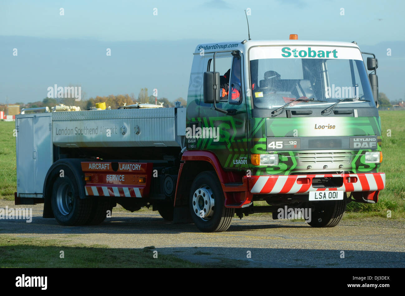 LSA001 Leyland Daf 45 130 nommé Loo-ise. Le véhicule le plus récent de Stobart pour Southend Airport EGMC. Notez l'enregistrement. Camion de vidange de toilettes Banque D'Images