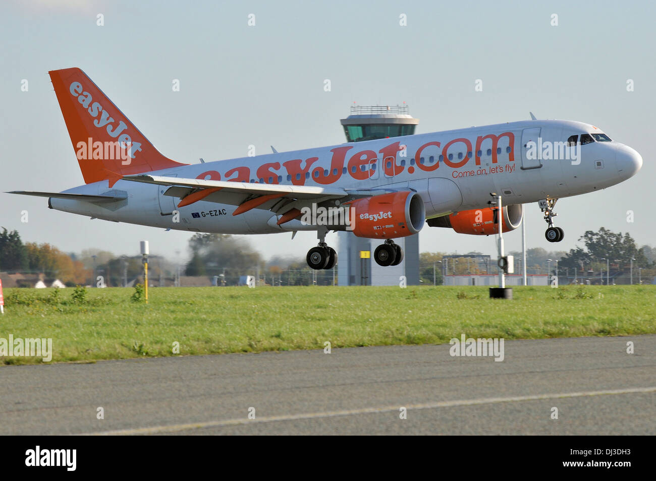 EasyJet Airbus A319 G-EZAC à propos de se poser à l'aéroport de Londres Southend, Essex, UK avec la nouvelle tour de contrôle derrière Banque D'Images