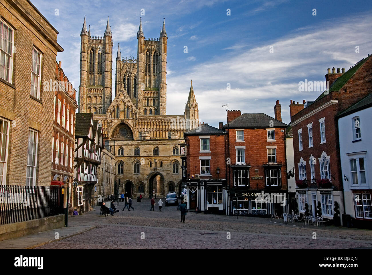 La Cathédrale de Lincoln est un établissement emblématique, situé sur une colline surplombant la ville et le marais du Lincolnshire en Angleterre. Banque D'Images