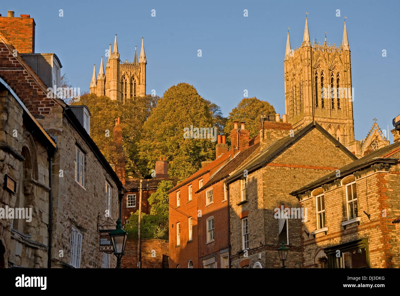 La Cathédrale de Lincoln est un établissement emblématique, situé sur une colline surplombant la ville et le marais du Lincolnshire en Angleterre. Banque D'Images