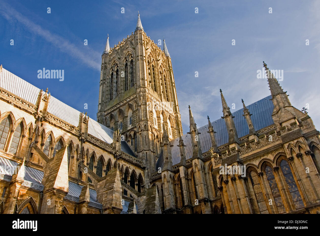 La Cathédrale de Lincoln est un établissement emblématique, situé sur une colline surplombant la ville et le marais du Lincolnshire en Angleterre. Banque D'Images