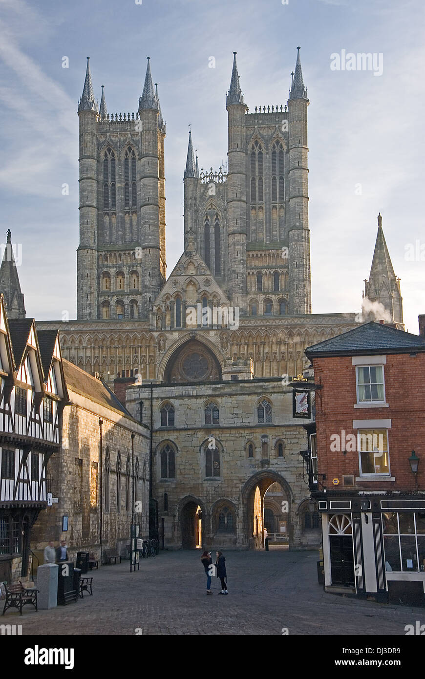 La Cathédrale de Lincoln est un établissement emblématique, situé sur une colline surplombant la ville et le marais du Lincolnshire en Angleterre. Banque D'Images