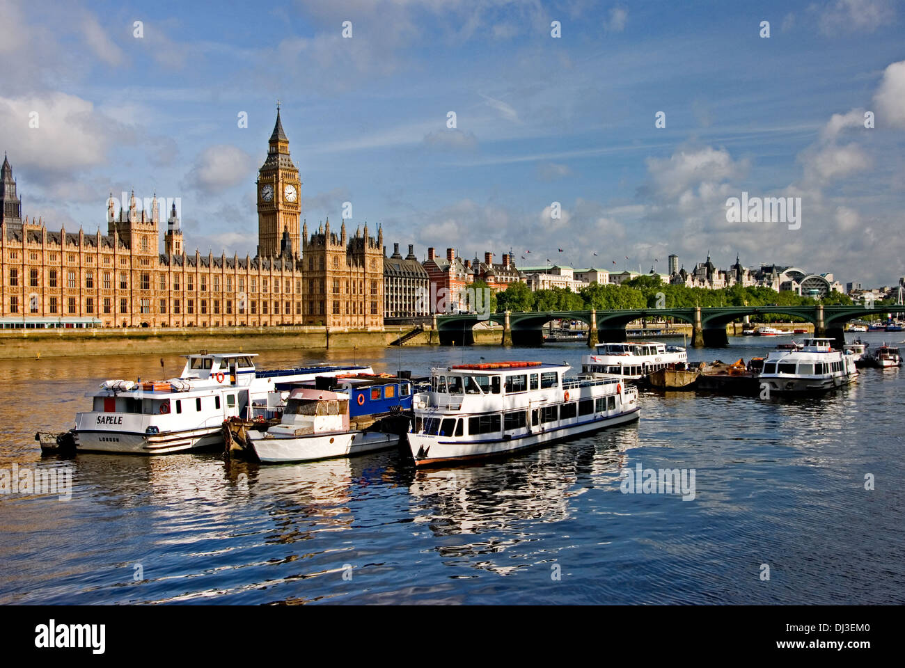 Bateaux amarrés sur la Tamise à l'extérieur du Parlement, Westminster au centre de Londres, avec Big Ben en arrière-plan. Banque D'Images