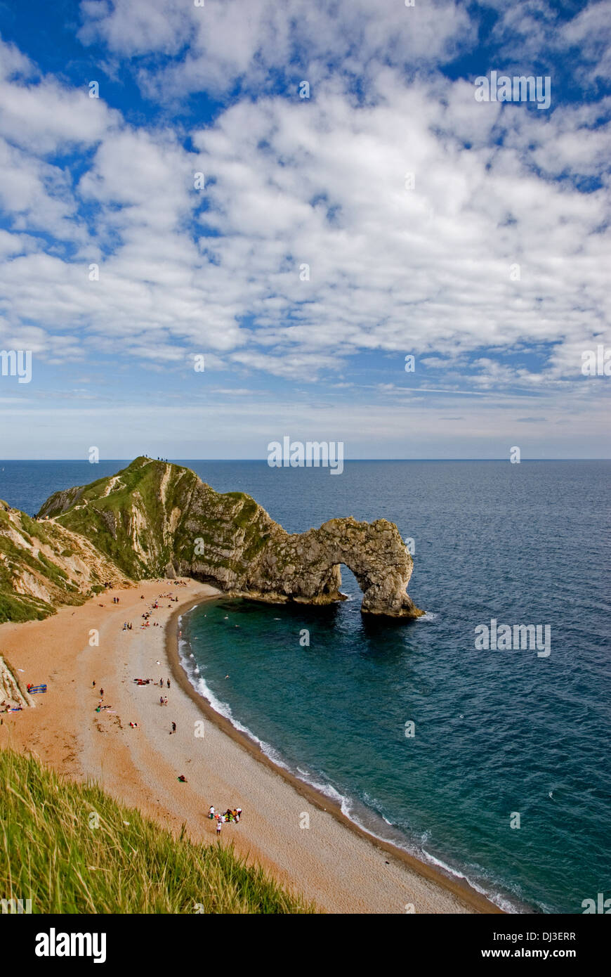 Durdle Door est un établissement emblématique de la mer créé par l'érosion côtière sur la côte jurassique du Dorset. Banque D'Images