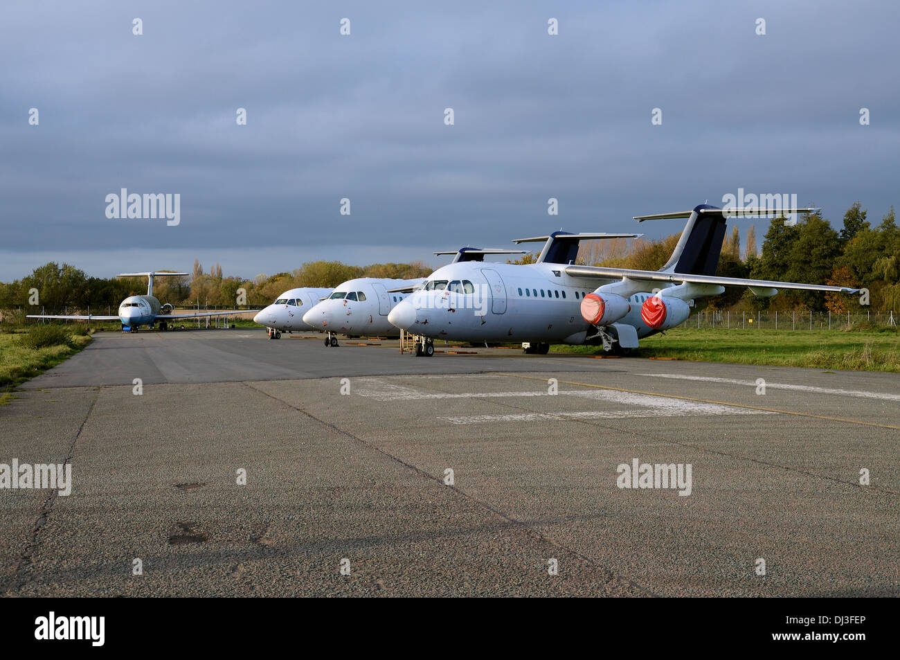 Un certain nombre d'aéronefs dans l'entreposage à l''aéroport de Southend, avec des avions d'entraînement de l'incendie et d'évacuation à l'arrière-plan. Cimetière d'avion. Plans de retraite Banque D'Images