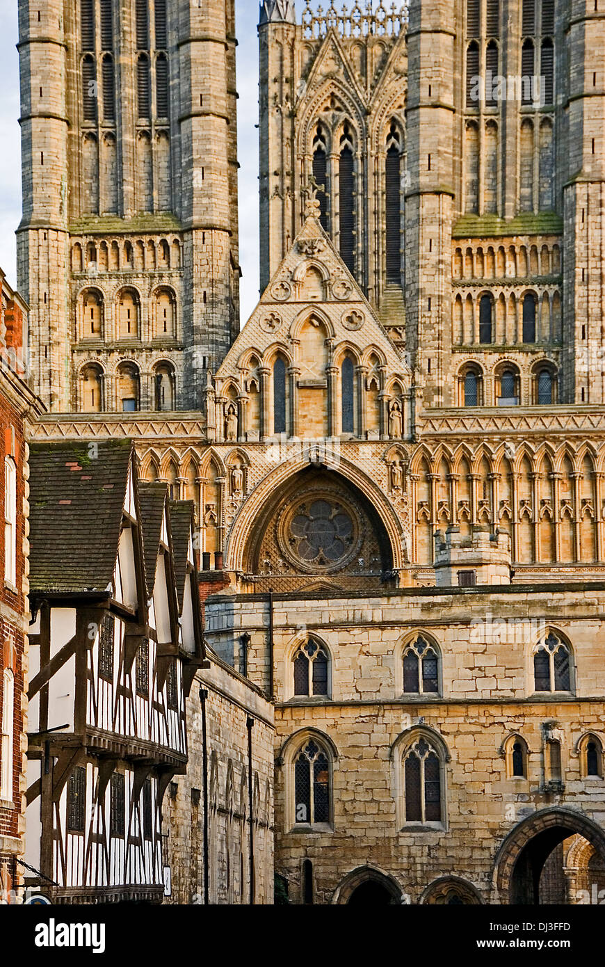La Cathédrale de Lincoln est un établissement emblématique, situé sur une colline surplombant la ville et le marais du Lincolnshire en Angleterre. Banque D'Images