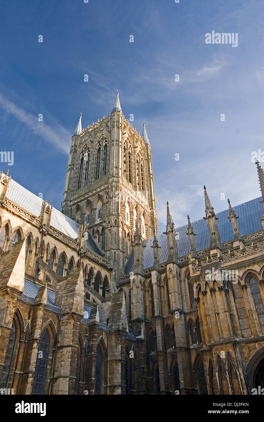 La Cathédrale de Lincoln est un établissement emblématique, situé sur une colline surplombant la ville et le marais du Lincolnshire en Angleterre. Banque D'Images