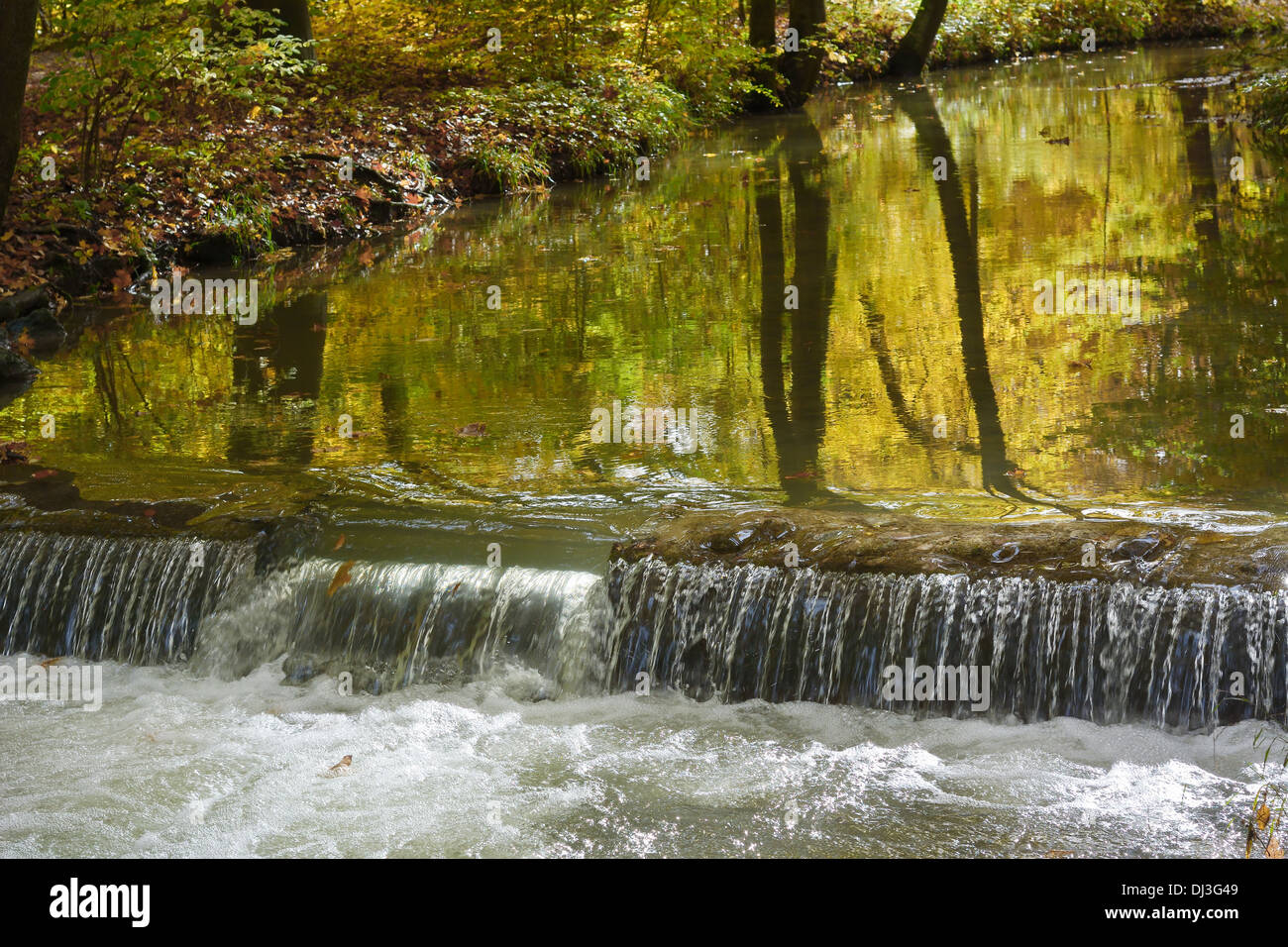 Paysage paisible avec des couleurs d'automne et cascade Banque D'Images