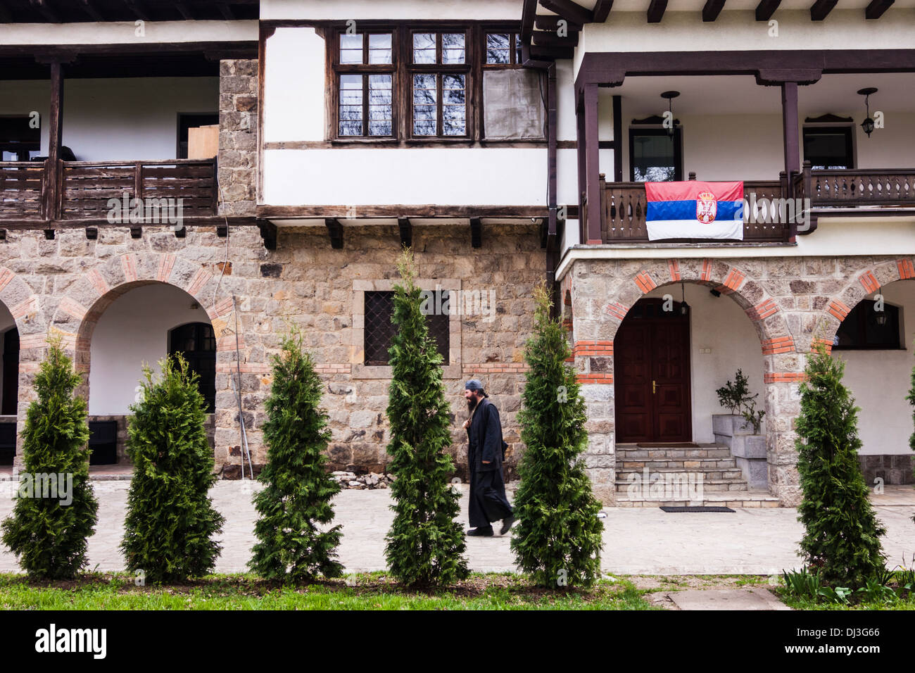 Prêtre au monastère orthodoxe serbe de Gracanica Banque D'Images