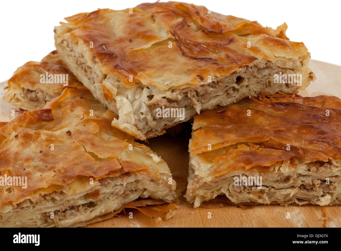 Tarte au fromage et jambon sur fond blanc Banque D'Images