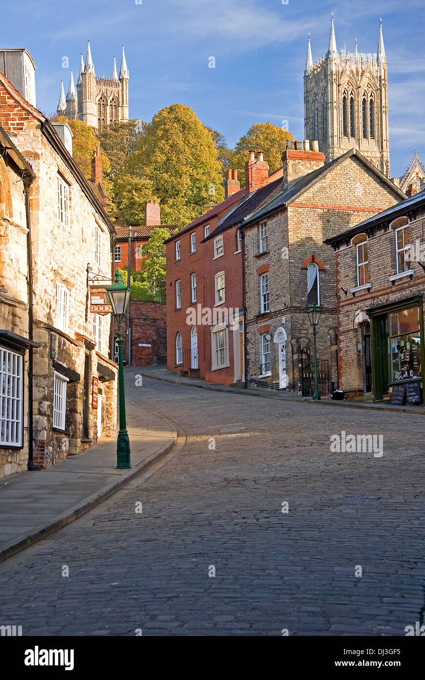 La Cathédrale de Lincoln est un établissement emblématique, situé sur une colline surplombant la ville et le marais du Lincolnshire en Angleterre. Banque D'Images