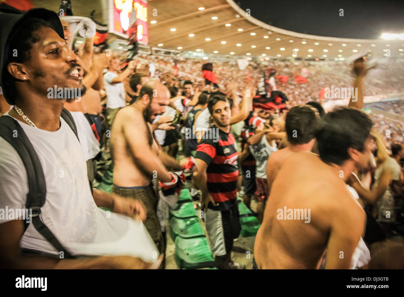 Les partisans du club de football de Rio Flamengo (Clube de Regatas do Flamengo) célèbrent un objectif de l'équipe note d'au stade du Maracanã. Banque D'Images