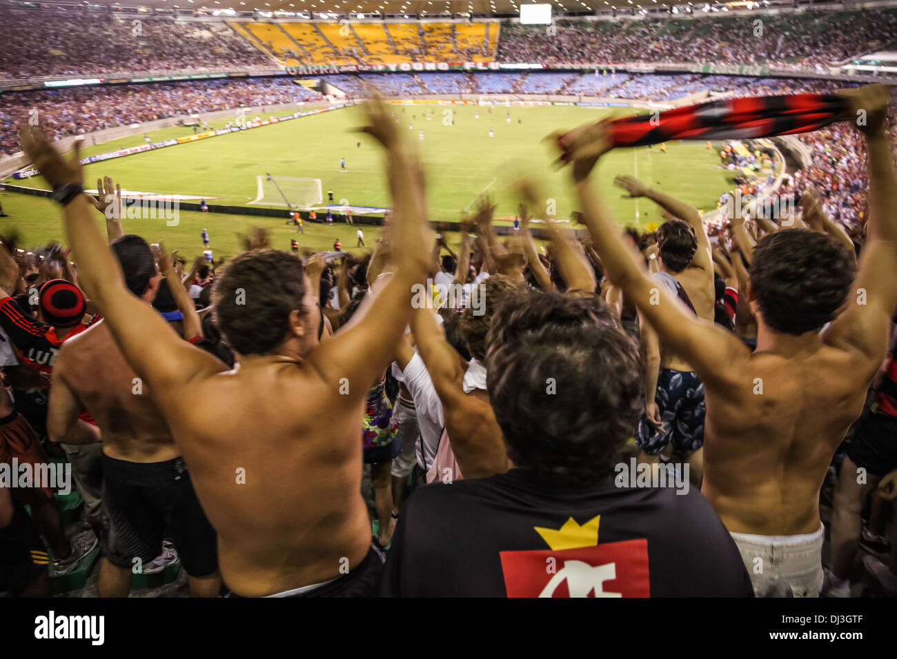 Les partisans du club de football de Rio Flamengo (Clube de Regatas do Flamengo) célèbrent un objectif de l'équipe note d'au stade du Maracanã. Banque D'Images