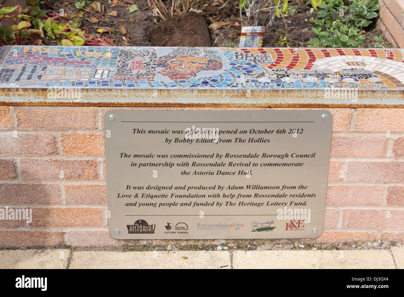 Plaque sur une mosaïque dans le centre-ville de Rawtenstall commémorant l'ancien site à proximité de l'hôtel Astoria Ballroom dance hall. Banque D'Images