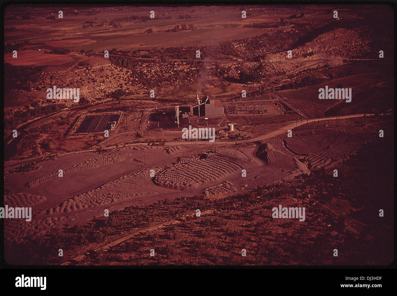 Cette image montre une centrale électrique à charbon doux, une installation importante qui produit de l'électricité par la combustion du charbon. Les centrales électriques comme celle-ci étaient courantes au XXe siècle, contribuant à la croissance industrielle et à la production d'énergie. Banque D'Images