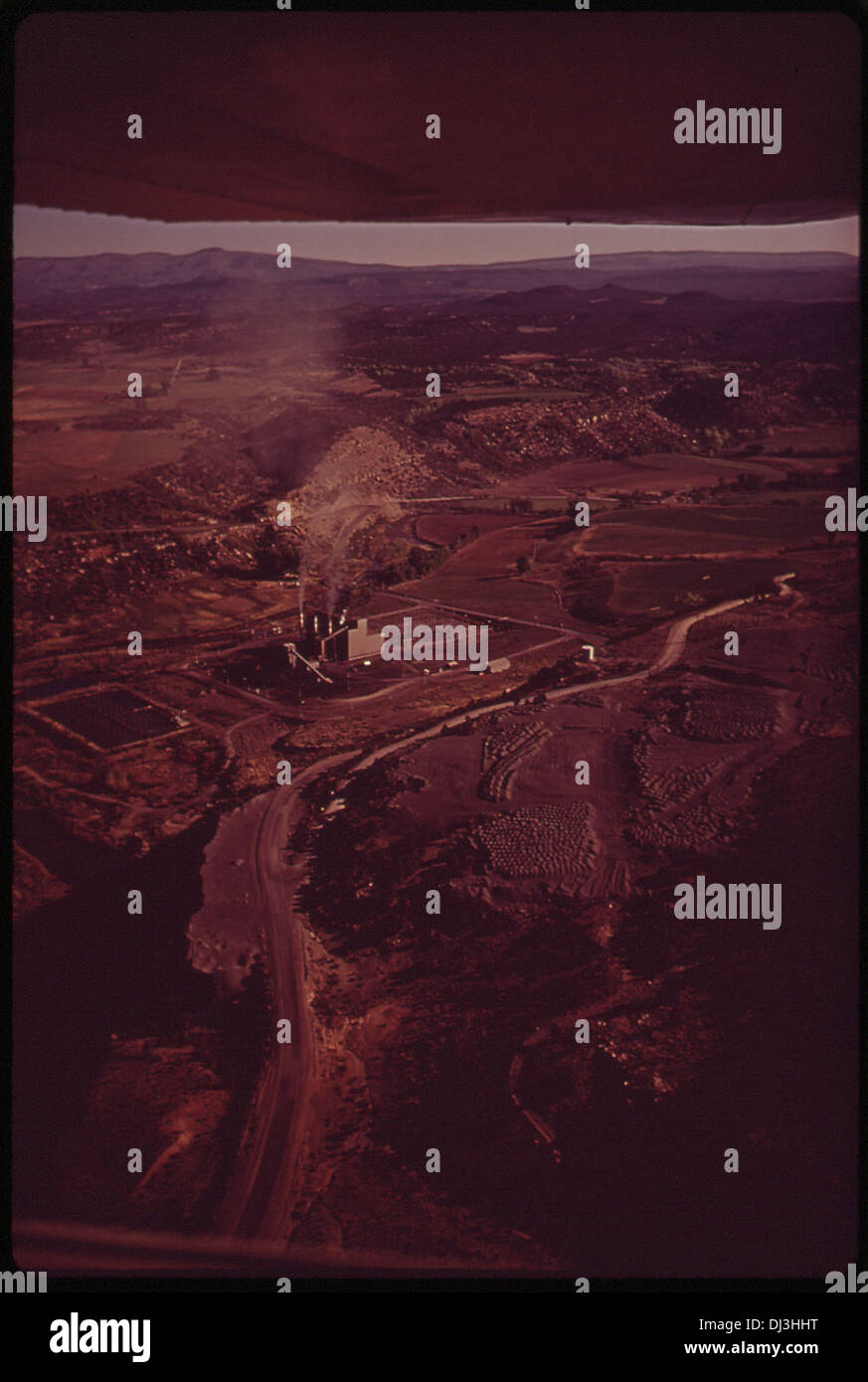 Une centrale électrique à charbon doux produit de l'électricité en brûlant du charbon doux pour produire de la vapeur, qui entraîne des turbines connectées à des générateurs. Cette méthode de production d'électricité était courante au début du XXe siècle. Banque D'Images
