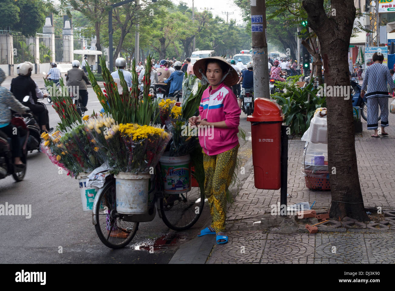 Marchande de fleurs à vélo, Saigon, Ho Chi Minh City, Vietnam Banque D'Images