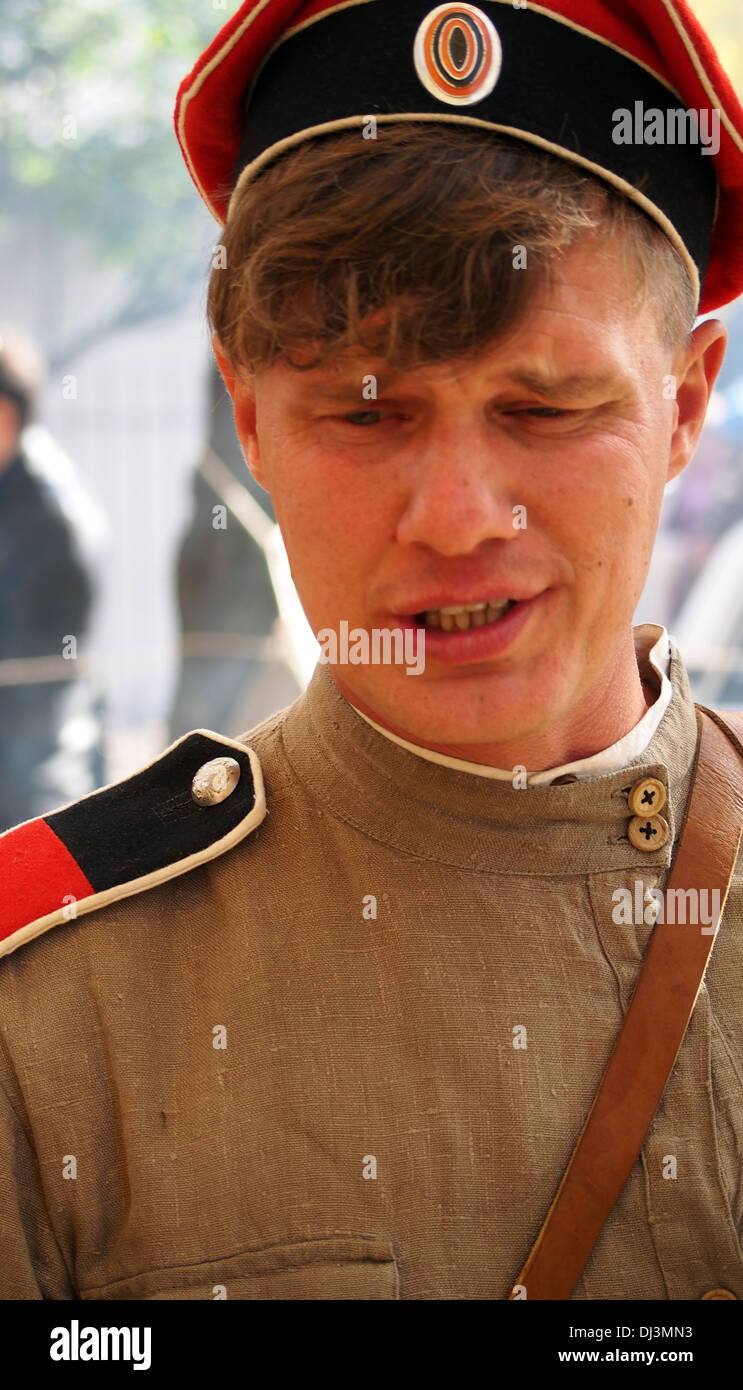 La reconstitution médiévale en uniforme de soldat de la guerre civile russe. Banque D'Images
