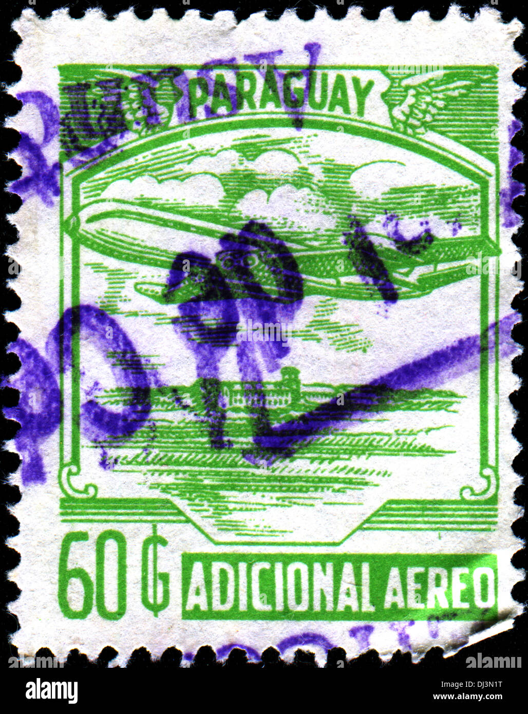 PARAGUAY - circa 1950 : timbre imprimé en Paraguay montre avion au-dessus de pays, circa 1950 Banque D'Images
