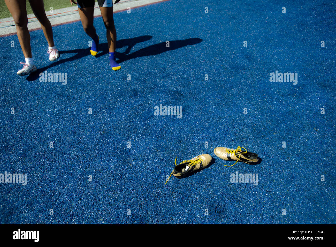 Une paire de chaussures jaunes sont vus sur tapis bleu/ Banque D'Images