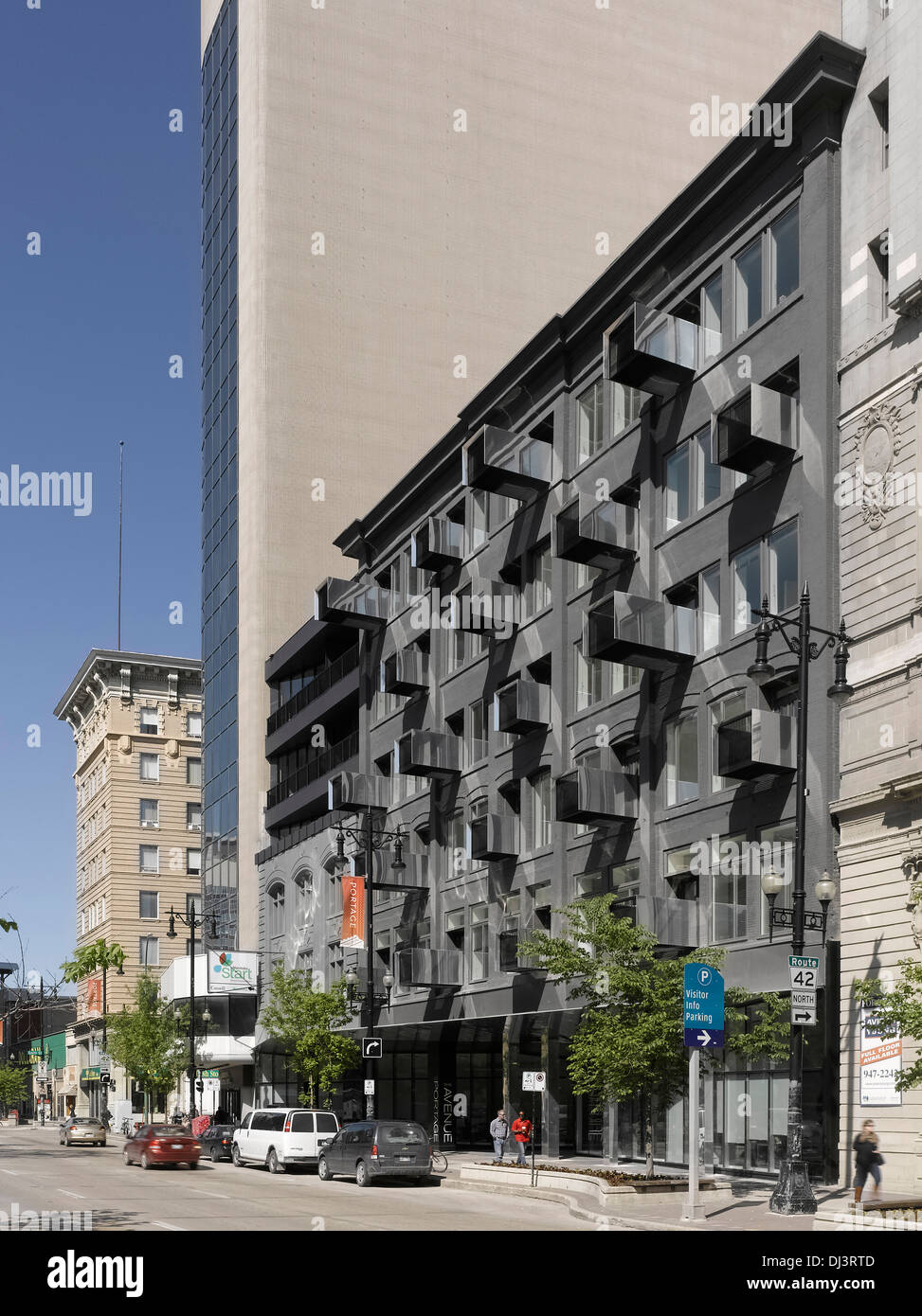 L'Avenue, Winnipeg, Canada. Architecte : 5468796 L'Architecture, 2013. Vue vers le bas l'avenue Portage. Banque D'Images