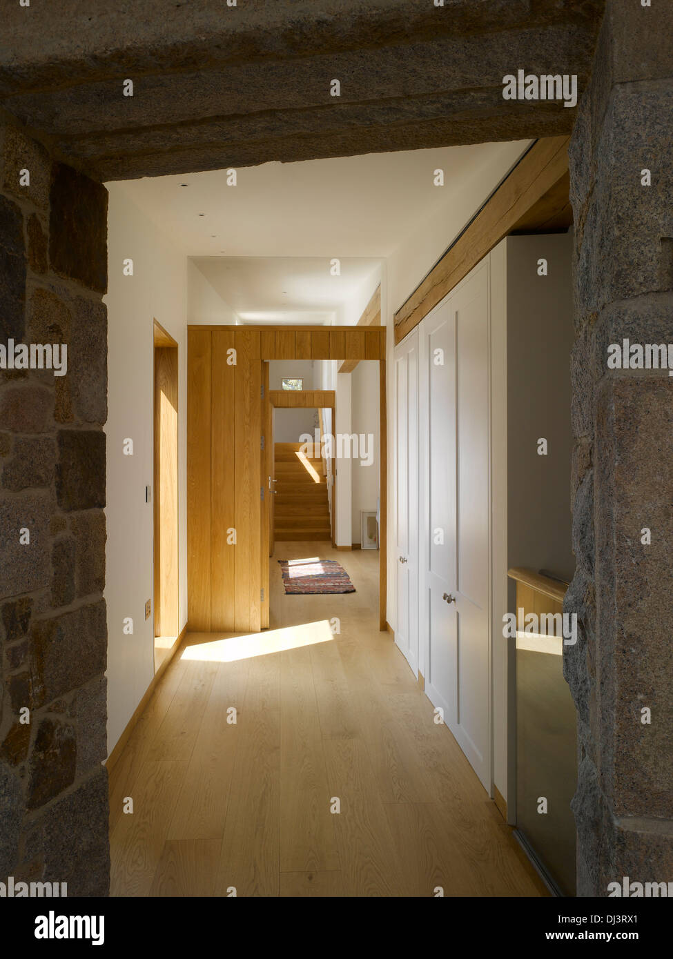 St Ouens House, St Ouens, Royaume-Uni. Architecte : architectes d'Hudson, 2013. Couloir avec lumière naturelle. Banque D'Images