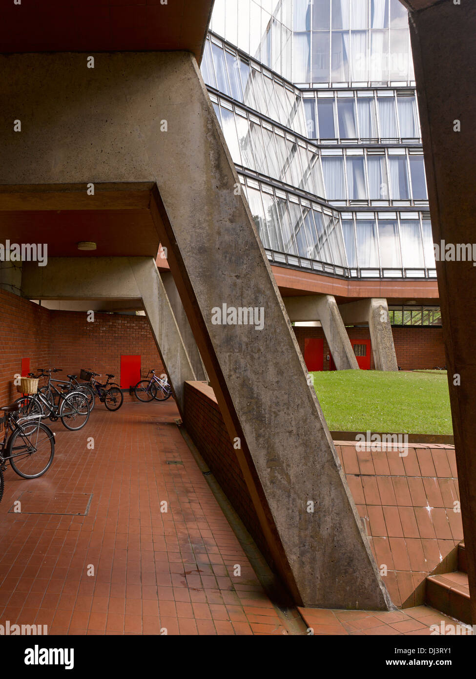 Le bâtiment Florey, Oxford, Royaume-Uni. Architecte : Sir James Stirling, 1971. Vue extérieure, cour intérieure de l'allée piétonnière. Banque D'Images