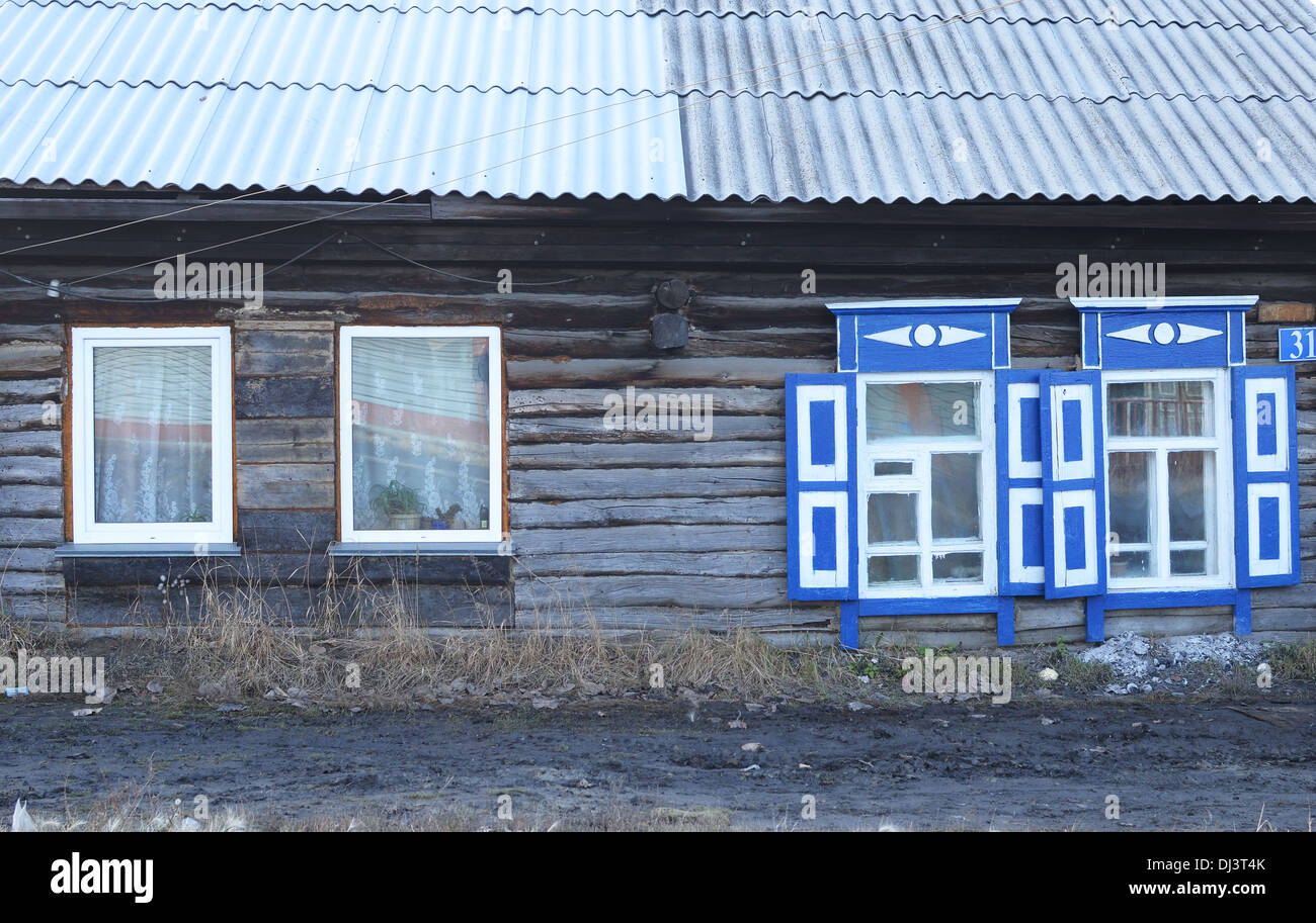 Maison en bois avec des fenêtres en bois et en plastique Banque D'Images