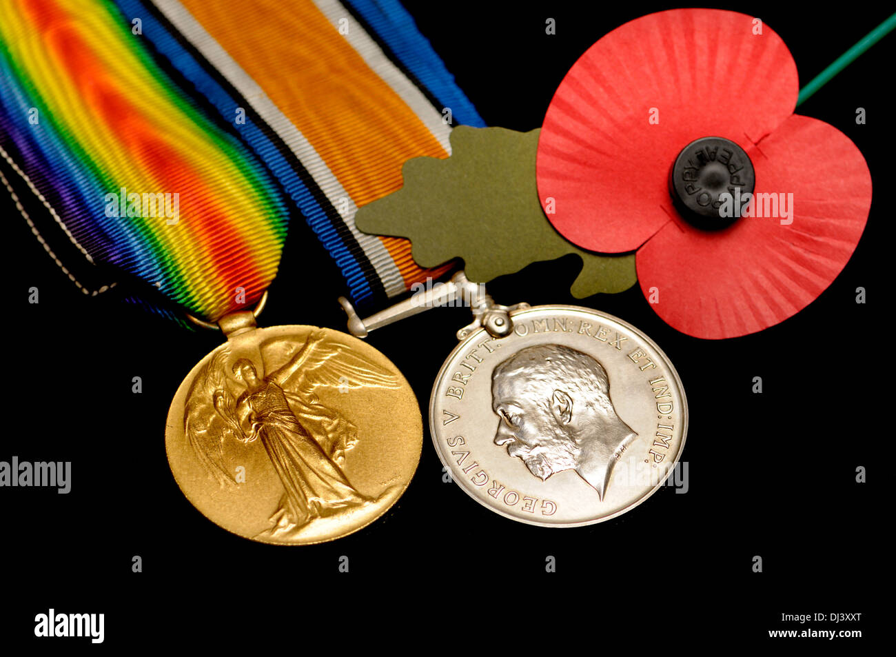 Médailles de la Première Guerre mondiale. Médaille de la victoire (golden) Médaille de guerre (argent) et de pavot Banque D'Images