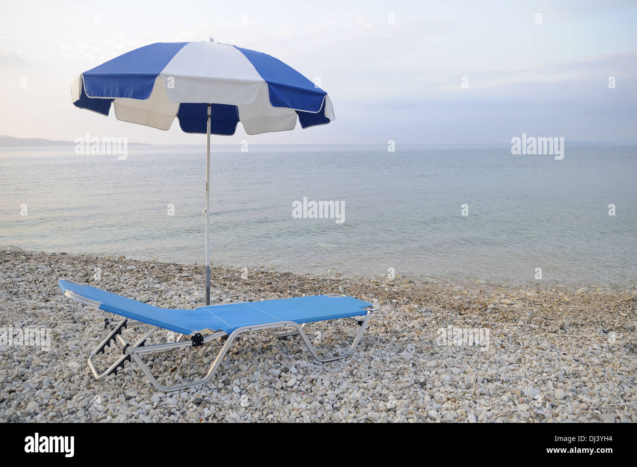 Liegestuhl Sonnenschirm und am Strand Banque D'Images