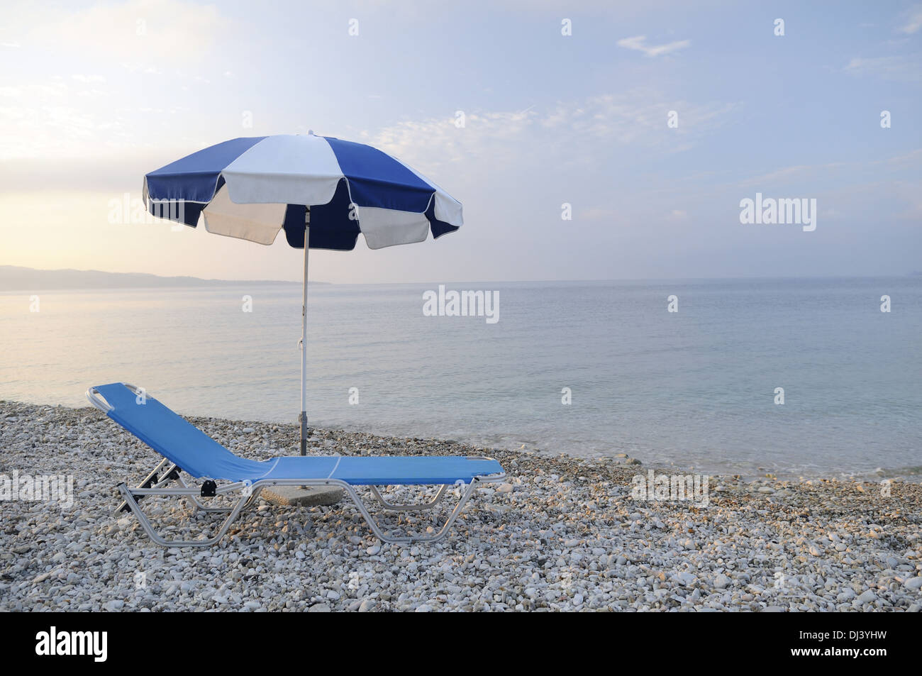 Liegestuhl Sonnenschirm und am Strand Banque D'Images